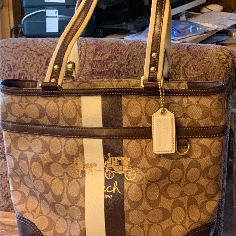 EUC coach shoulder carriage logo bag  just lowered grab it fast